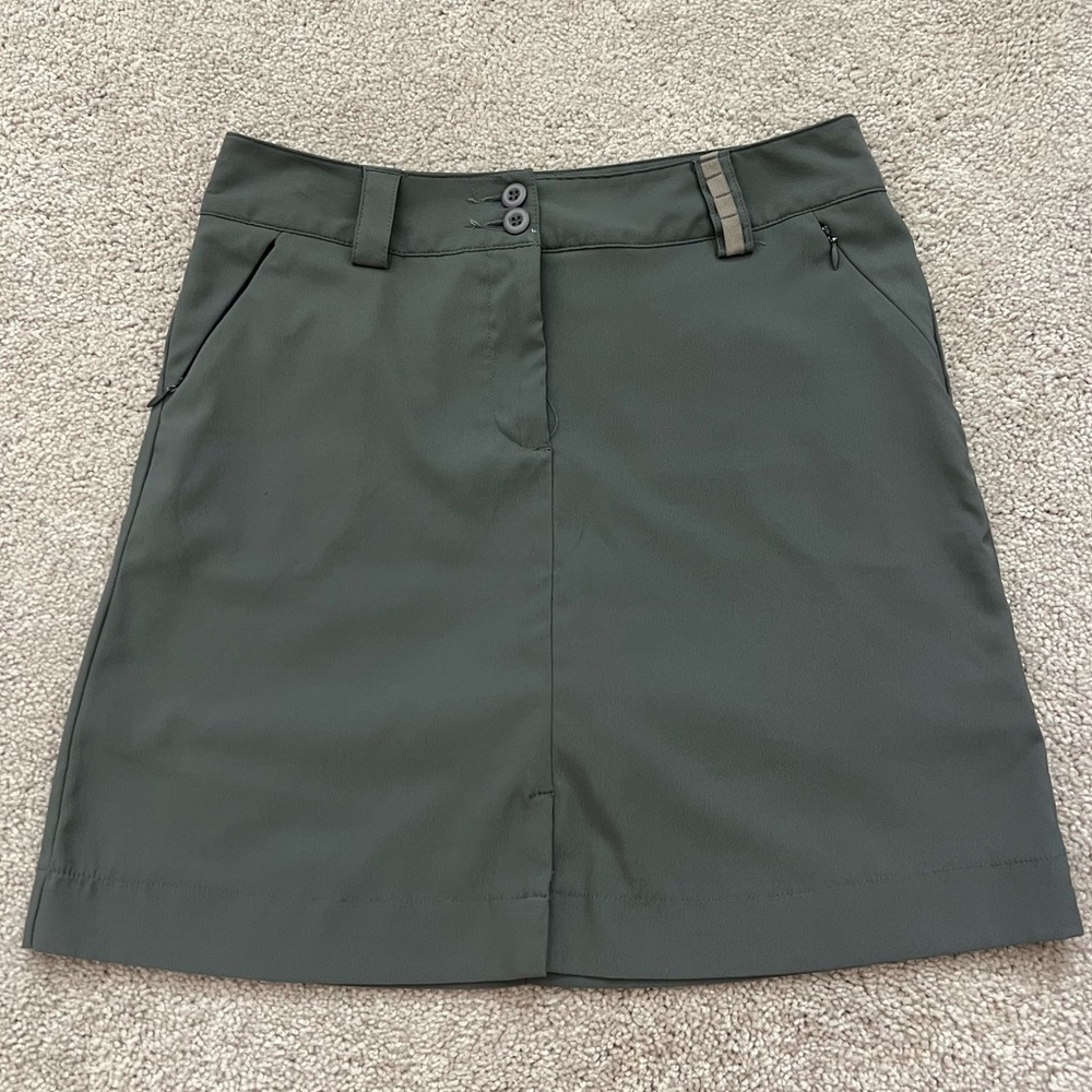 Women’s Maggie Lane Gray Golf Skirt Skort. Size 4 work four pockets.